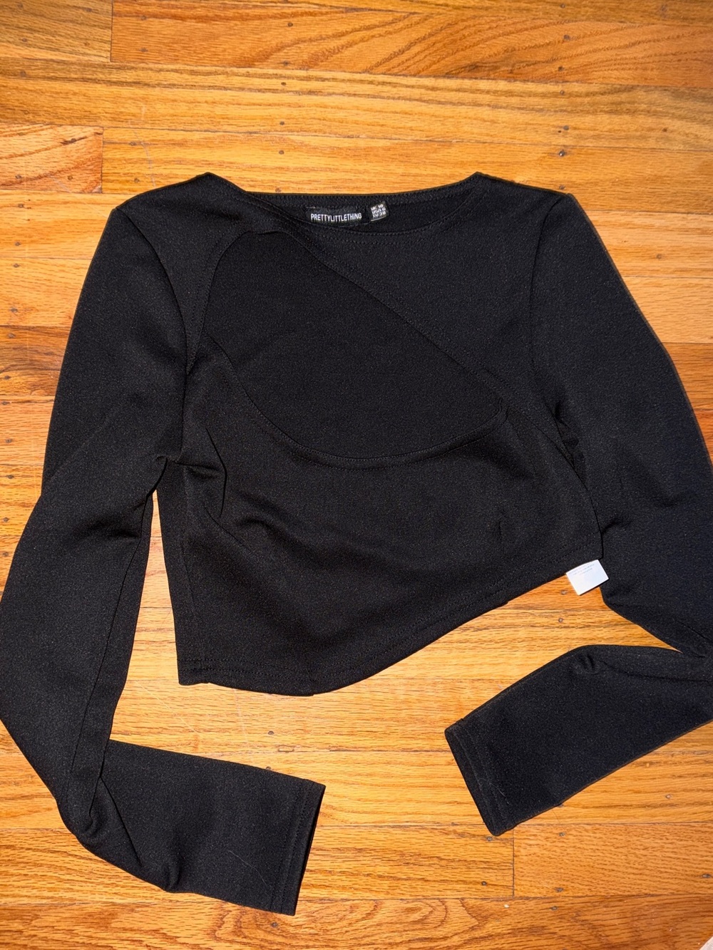 PrettyLittleThing Black Long Sleeve Cutout Crop Top - Picture 2 of 3